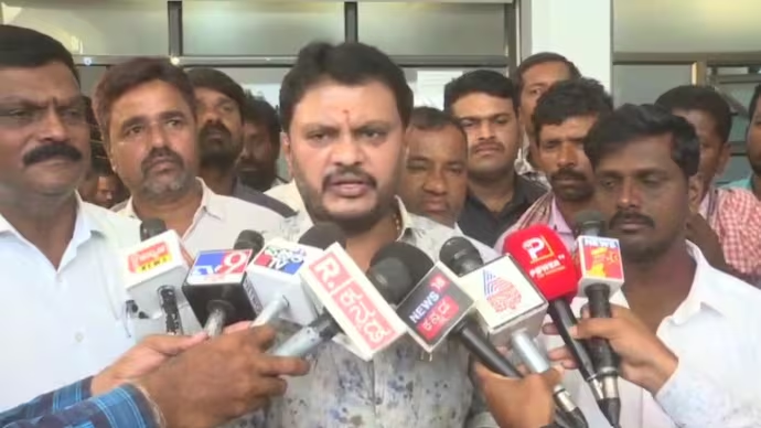 https://www.salarnews.in/public/uploads/images/newsimages/maannewsimage15102025_221359_Congress MLA Shivaganga Basavaraj.png